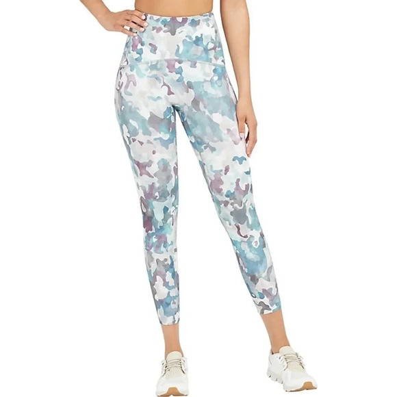 New Spanx Women's Booty Boost Active camo Printed 7/8 Legging small Petit - Picture 1 of 9